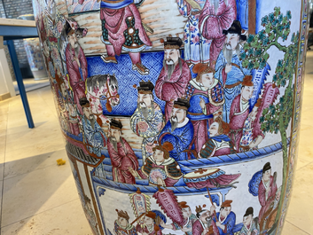 Une paire de vases de taille exceptionelle en porcelaine de Chine famille rose, 19&egrave;me